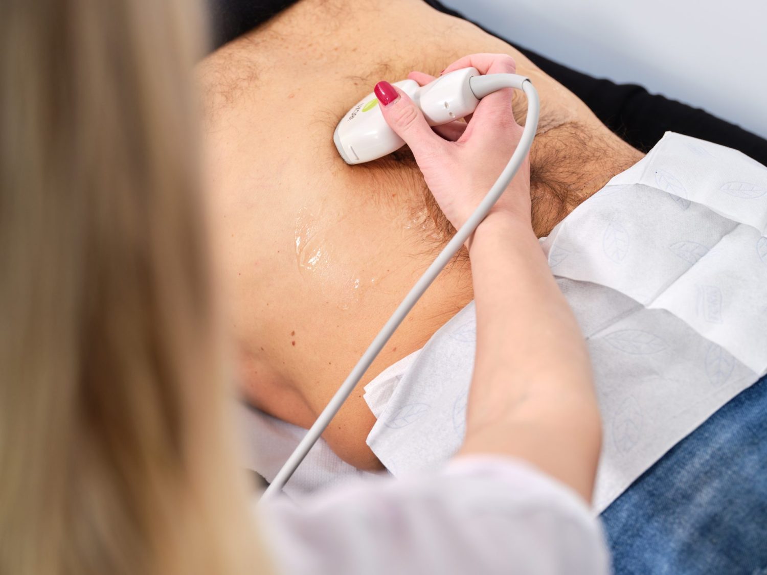 Krupni kadar sonde na trbuhu pacijenta, ultrazvuk abdomena Split Solin