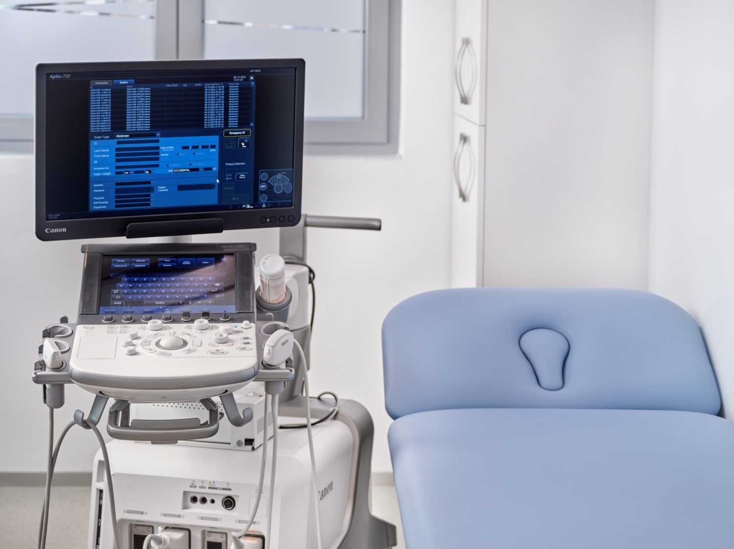 Prazan ultrazvučni uređaj i krevet u ambulanti, privatni ultrazvuk Solin Split