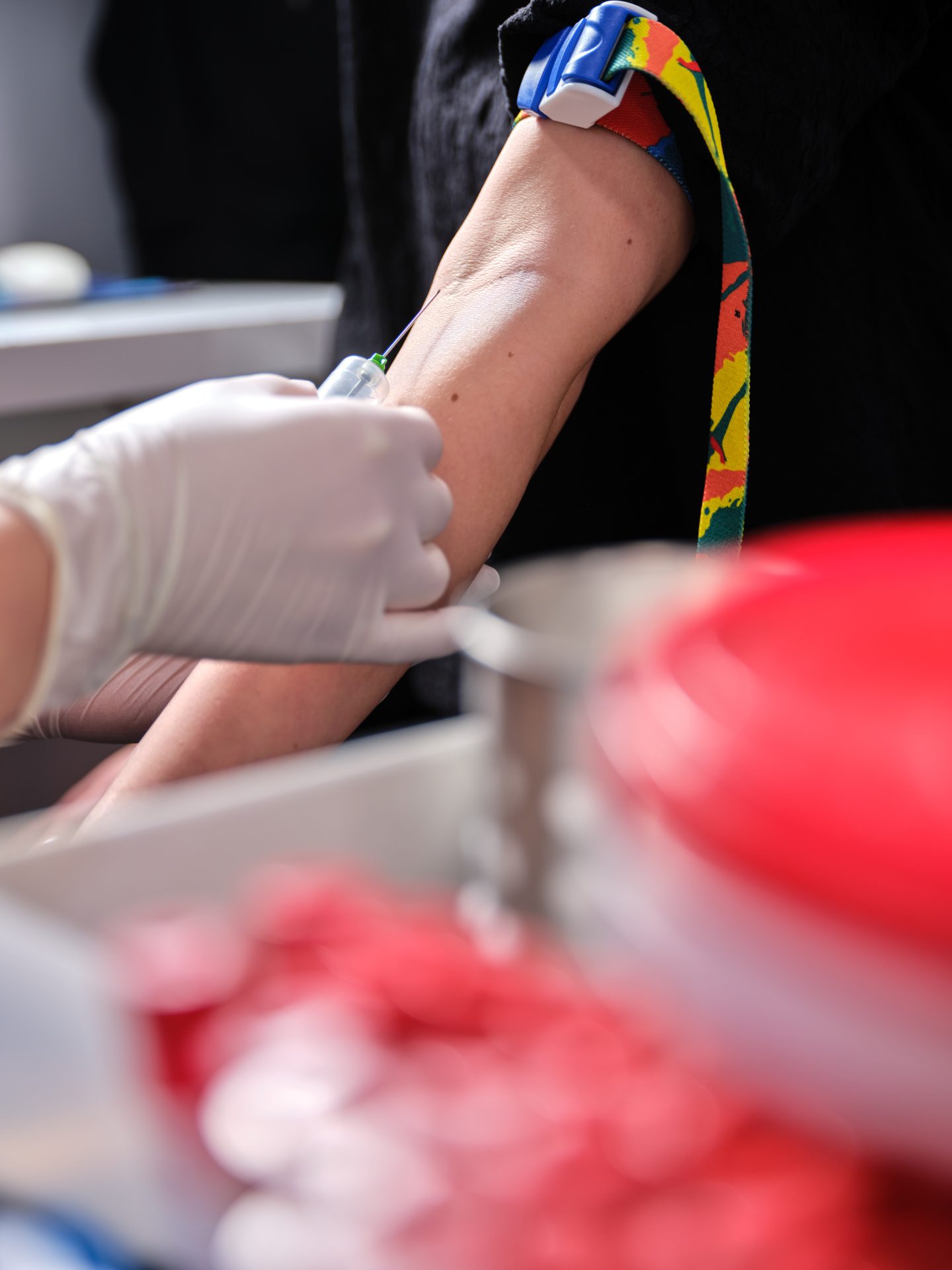 Vađenje krvi u laboratoriju MedPoint Solin: igla u veni pacijenta, medicinska preciznost