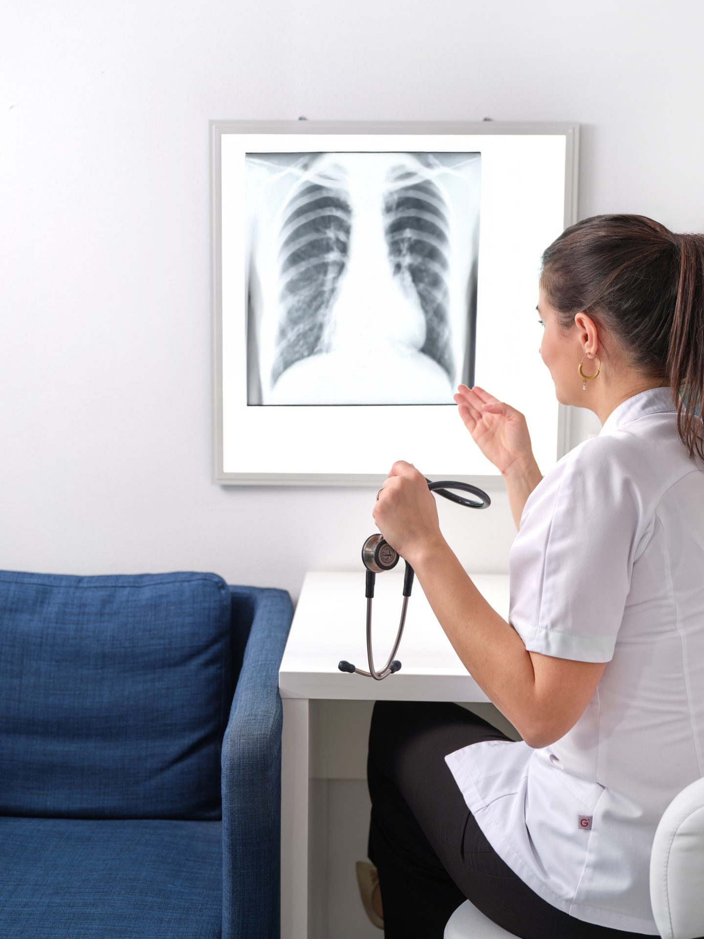 Liječnica promatra UZV snimku pluća, privatni pulmolog Split / Solin