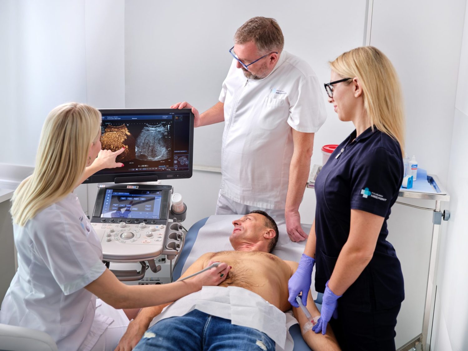 Hepatolog pregledava pacijenta, UZV jetre privatno u Poliklinici MedPoint