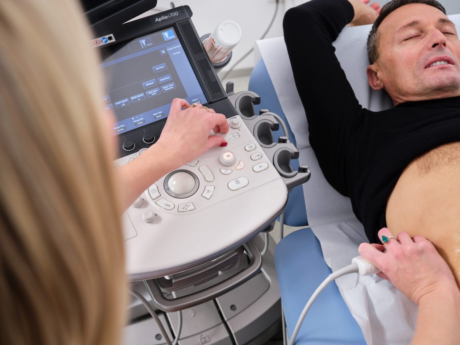 Liječnica koristi ultrazvučni uređaj dok pacijent leži, ultrazvuk abdomena Solin