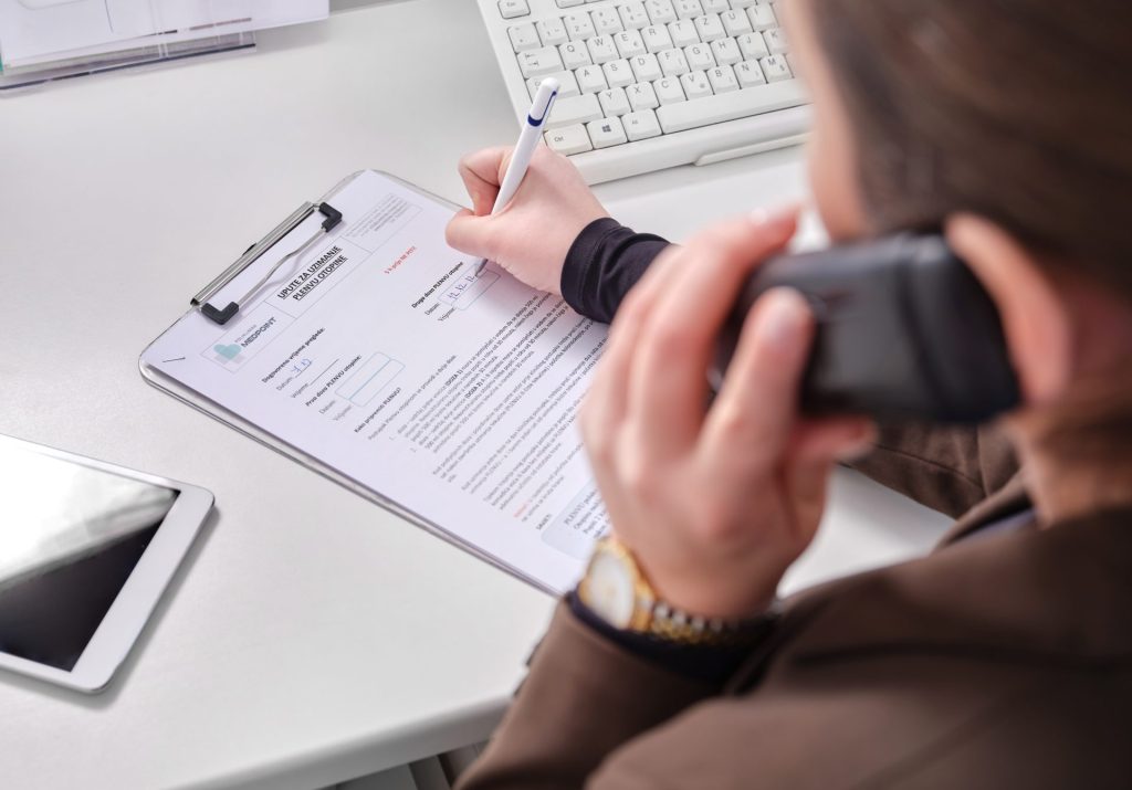 Medicinsko osoblje Poliklinike MedPoint u Splitu upisuje podatke pacijenta tijekom privatnog pregleda.