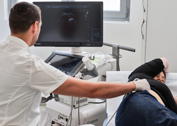 Dr. Marin Jelavić obavlja ultrazvučni pregled bubrega pacijentice u Poliklinici MedPoint u Splitu