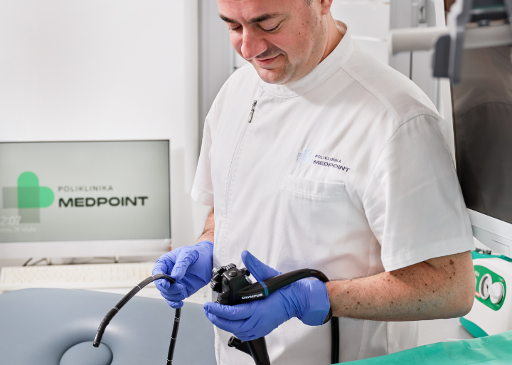 Dr. med. Damir Aličić tijekom gastroenterološkog pregleda u Poliklinici MedPoint u Splitu